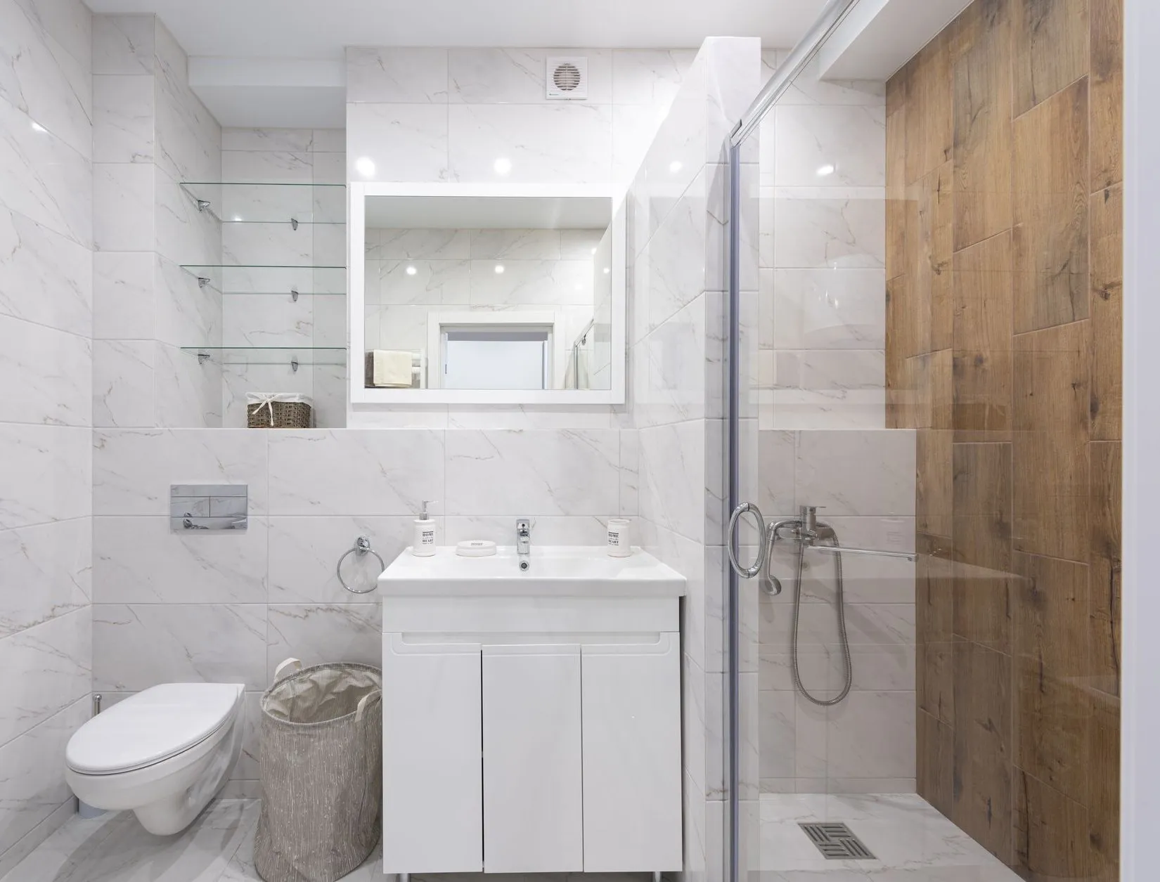 Shower room in marble-effect tile